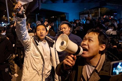 Mielenosoittajia Pekingissä 28. marraskuuta. Protestoijat vaativat Kiinaa luopumaan nollatoleranssista koronan suhteen.