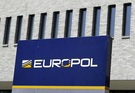 Europolin logo kuvattuna Hollannin Haagissa sijaitsevan päämajan edustalla kesällä 2018.