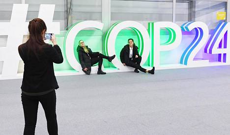 Katowicen ilmastokokouksen suosituin valokuvauskohde oli kokouksen tunnuskirjaimien luona. COP24 on ilmastokokousslangia ja tarkoittaa 24:ttä osapuolikokousta.
