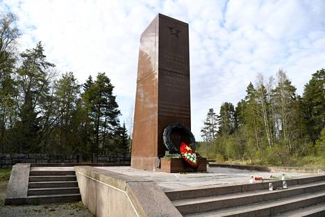 Kolsarin hautausmaalle on haudattu Porkkalan vuokra-ajan aikana, vuosina 1944-1956 kuolleita neuvostosotilaita, siviilejä sekä lapsia. Alueella on yhteensä 489 hautaa. 