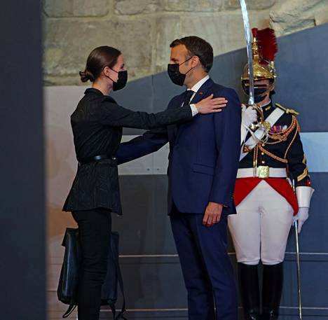 Pääministeri Sanna Marin ja presidentti Emmanuel Macron tapasivat Pariisissa torstaina.