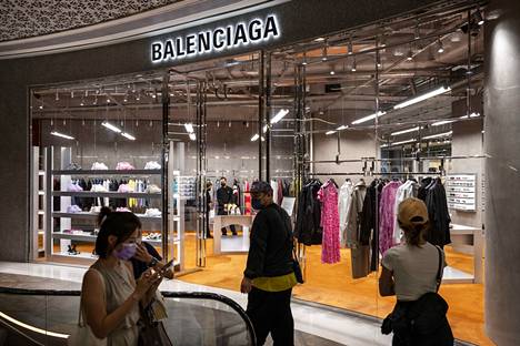Balenciaga on luksusmuotitalo, jonka perusti espanjalaissuunnittelija Cristóbal Balenciaga vuonna 1919. Talo tunnetaan nykyään provosoivista tempauksistaan. Kuva Balenciagan liikkeestä Hongkongissa.