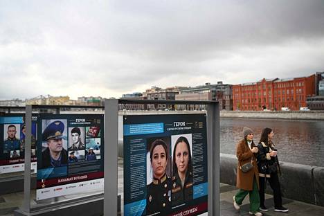 Naiset olivat kävelyllä pääkaupungissa Moskvajoen varrella viime torstaina. Rannassa on näyttely, jolla kunnioitetaan Venäjän armeijan sotilaita, myös parhaillaan Ukrainassa taistelevia.