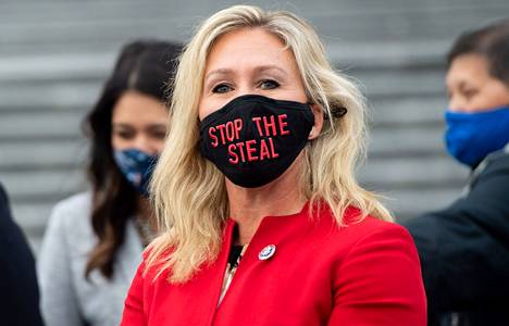 Marjorie Taylor Greene kuvattuna Stop The Steal -maskin kanssa 4. tammikuuta 2021 kongressitalon edustalla.