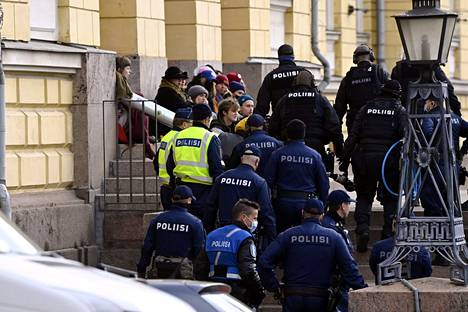 Poliisi siirsi Elokapinan mielenosoitukseen osallistuneita aktiiveja pois Valtioneuvoston linnan edustalta sunnuntaina. 