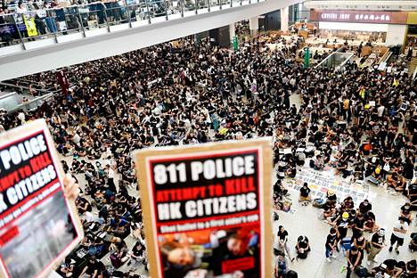 Mielenosoittajia kerääntyi maanantaina Hongkongin lentoasemalle.