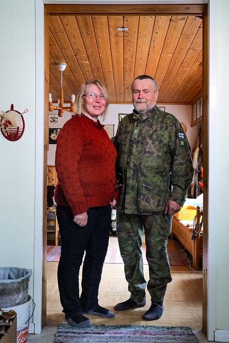 Paula ja Jussi Raerinne kotonaan Värtsilässä.