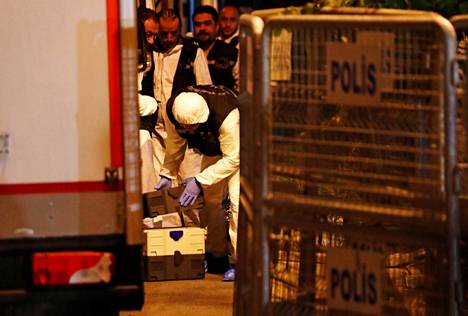 Poliisi suoritti tutkimuksia Saudi-Arabian konsulaatissa Istanbulissa lokakuussa 2018.