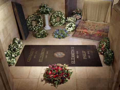 Kuningatar Elisabetin hautalaatta Pyhän Yrjön kappelissa. 