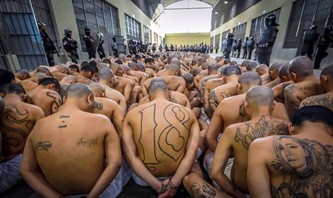 Ensimmäiset 2 000 vankia siirrettiin El Salvadorissa uuteen jättivankilaan perjantaina.