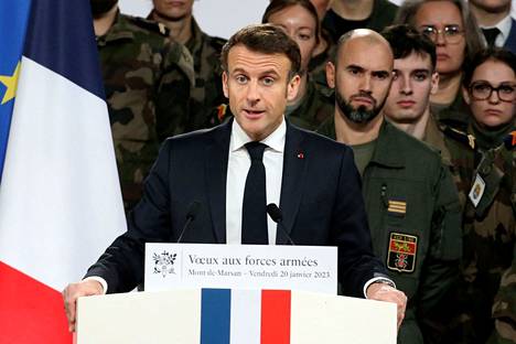 Presidentti Emmanuel Macron puhui perjantaina Mont-de-Marsanin lentotukikohdassa.
