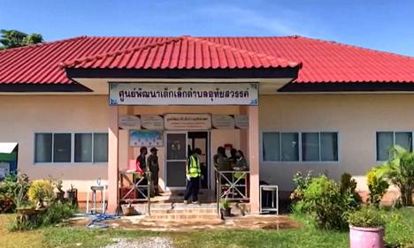 Hyökkäyksen kohteena ollut päiväkoti Nong Bua Lamphussa Thaimaan yleisradioyhtiön julkaiseman videon kuvakaappauksessa.