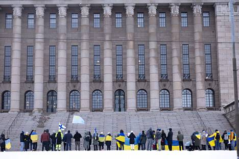 Eduskuntatalon edessä osoitettiin torstaina mieltä Ukrainan puolesta. 