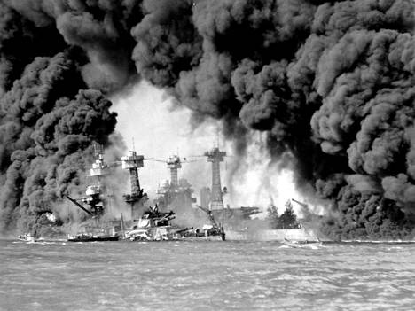 Japanin isku Pearl Harboriin joulukuussa 1941 oli voimakkaimpia geopolitiikan kriisejä kurssien kannalta. Yhdysvalloissa isot teollisuusosakkeet putosivat 17 päivää ja nousivat iskua edeltävän tason yläpuolelle 200 päivässä. 