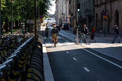 Cyclists got more space on Eteläesplanadi. 
