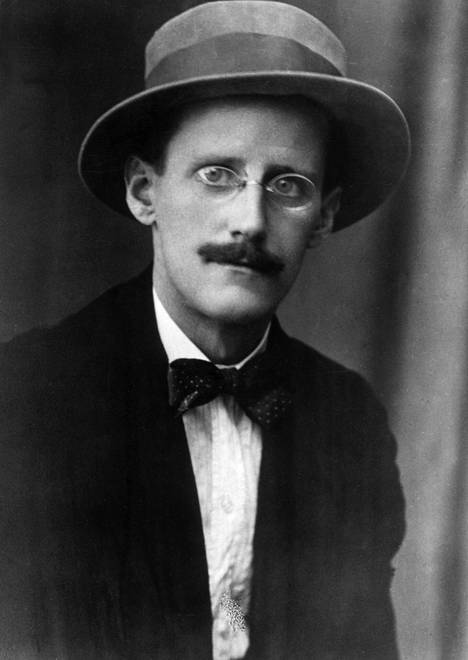 Irlantilainen James Joyce kuvattuna Wienissä 1910-luvun lopulla.