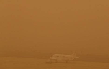 Afrikasta puhaltava hiekkatuuli on keskeyttänyt kaikki lennot Gran Canarian ja Teneriffan lentokentiltä.