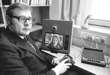 Suomen ensimmäinen kuvapuhelin on koekäytössä teknillisen korkeakoulun puhelinlaboratoriossa. Kuvan laatu on yhtä hyvä kuin televisiossa. Professori Kauko Rahkon mielestä kuvapuhelimeen olisi kuitenkin saatava värikuva, joka kertoisi paljon enemmän.