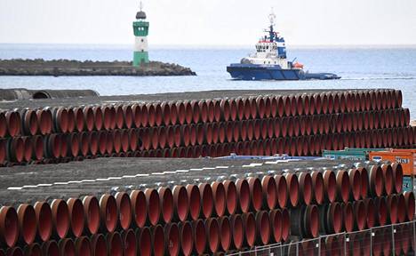 Nord Stream 2 -kaasuputken osia odottamassa kuljetusta merelle pohjoissaksalaisen Rügenin saaren Mukranin satamassa tammikuun lopussa.