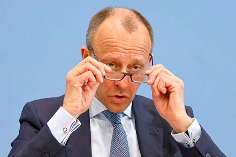 CDU:n puheenjohtaja Friedrich Merz haluaa pakottaa Saksan asetoimituksiin vauhtia. 