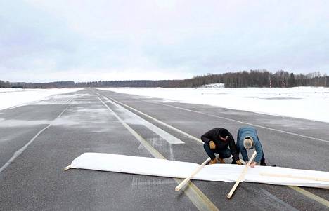Lentäjä Timo Sundman ja lentokentän päällikkö Gun Gustavsson kiinnittivät maanantaina laskeutuminen kielletty -merkkiä Malmin kiitoradalle. Kiitorata suljettiin sunnuntai-iltana.