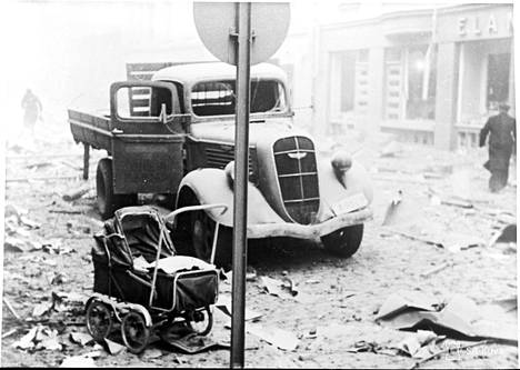Neuvostokoneet pommittivat Helsinkiä talvisodan ensimmäisinä päivinä. Kuvassa tuhoja Lönnrotinkadulla.
