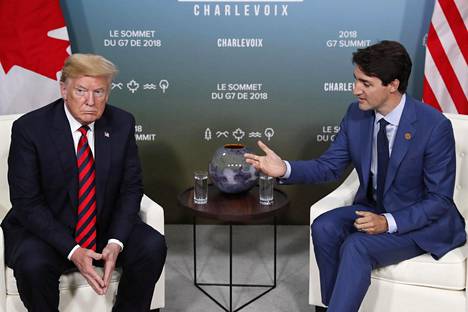 Yhdysvaltojen presidentti Donald Trump (vas.) ja Kanadan pääministeri Justin Trudeau keskustelivat G7-kokouksessa Kanadassa perjantaina.