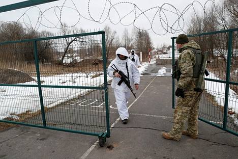 Ukrainan rajavartijat partioivat keskiviikkona Venäjän vastaisella rajalla noin 40 kilometrin päässä Harkovasta.