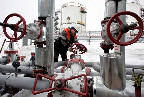 Venäjän talous seisoo kaasun ja öljyn viennistä saatavien tulojen varassa. Eurooppa aikoo lopettaa kaupankäynnin, jolla juuri nyt rahoitetaan Ukrainan sotaa. Gremihinskojen öljykenttä Uralilla.