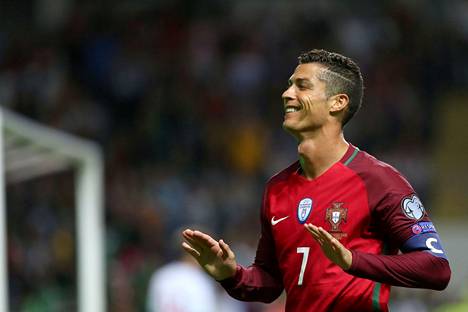 Cristiano Ronaldo edustaa maajoukkuetasolla Portugalia.