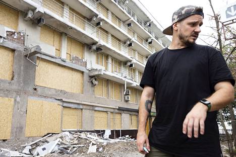 35-летний Дима Волошенко показывает разрушенный отель, принадлежащий его отцу. Разбитые стёкла на рухнувших балконах обшиты ДСП. Фото: Юхани Нииранен / HS