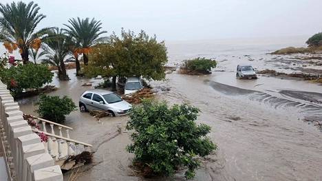Autoja jäi osittain veden alle lähellä rantaa Kreetan Sitiassa.