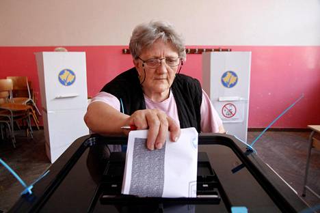 Kosovolaisnainen äänesti Mitrovicassa sunnuntaina.