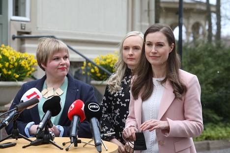 Annika Saarikko (kesk), Maria Ohisalo (vihr) ja Sanna Marin (sd) kuvattiin kehysriihen jälkeen keväällä Kesärannassa.