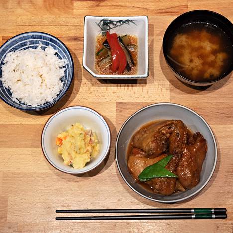 Japanilainen lounas koostuu pienistä annoksista, kuten kanansiivistä, perunasalaatista, uppopaistetuista vihanneksista sekä riisistä ja misokeitosta.