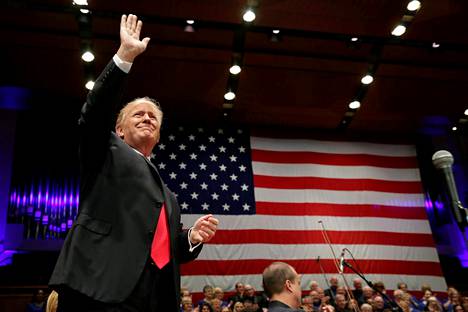 Donald Trump tervehti kannattajiaan Washingtonissa järjestetyssä tilaisuudessa lauantaina.