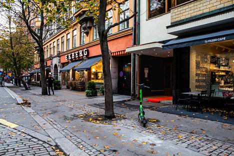 Sisäänkäynti ravintolaan kulkee Ekbergin leipomomyymälän ja Fazer Cafén välistä.