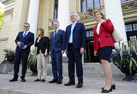 Hallituspuolueiden puheenjohtajat Säätytalon portailla ennen lähtöään Oodin tiedotustilaisuuteen maanantaina.