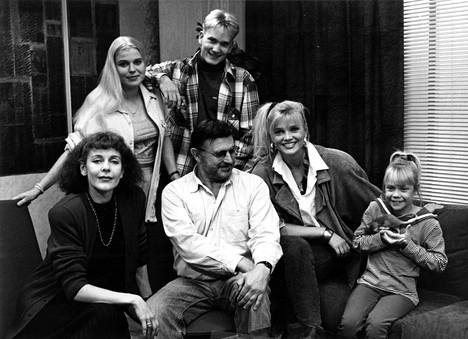 Eeva Eloranta (left), Lotta Onttonen, Niko Sinervä, Esko Salminen, Anu Hälvä and Saara Ylitalo starred in the Blondi tuli taloon family series (1994–1995).