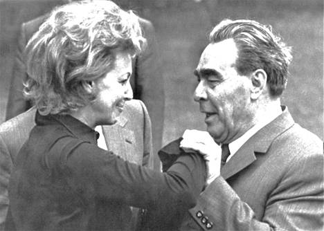 Rouva Rut Brandt sai vastaanottaa puoluejohtaja Leonid Brezhneviltä harvinaisen kunnianosoituksen. Brezhnev suuteli rouva Brandtia kädelle vanhaan venäläiseen tapaan, joka poistui käytöstä Lokakuun vallankumouksen jälkeen.