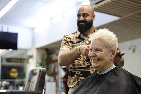 58-vuotias Anita Sandqvist vierailee säännöllisesti parturi Hasi Aljanabin tuolissa Hakunilan ostoskeskuksessa. 
