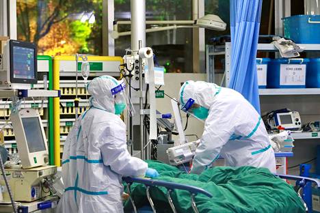 Koronaviruksen saaneen potilaan keuhkokuumetta hoidettiin tiistaina Wuhanissa.