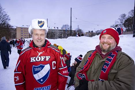 Jaakko Kuikanmäki (left) said that he had shouted his handsome hat for 180 euros from the auction.  He also persuaded Tomi Juvonen to perform IFK tests.