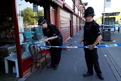 Maanantaisen pommi-iskun tutkintaan liittyen poliisi tutki perjantaina Manchesterissä Moss Siden kaupunginosassa sijaitsevan parturiliikkeen.