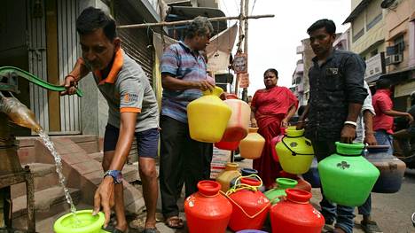 Intiassa on valtava pula vedestä, Chennaissa sadattuhannet joutuvat jonottamaan tunteja kuumuudessa saadakseen juotavaa