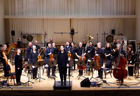 Elena Schwarz (edessä) johti Klangforum Wien -orkesteria Sibelius-Akatemian konserttisalissa keskiviikkona.