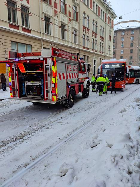 Tiistaina Fredrikinkadulla tarvittiin nivelbussille pelastuslaitoksen apua.