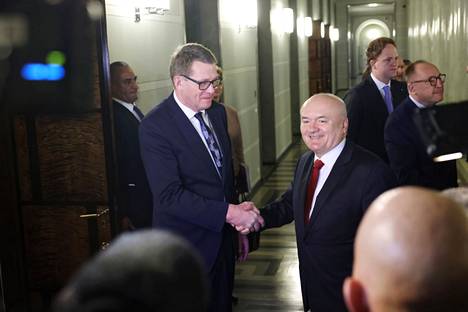 Eduskunnan puhemies Matti Vanhanen ja Unkarin parlamentin varapuhemies Csaba Hende kättelivät eduskunnassa keskiviikkona.