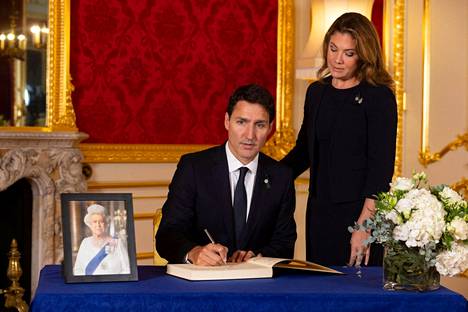 Kanadan pääministeri Justin Trudeau ja hänen puolisonsa Sophie Trudeau kävivät kirjoittamassa nimensä surunvalittelukirjaan lauantaina Lontoossa.