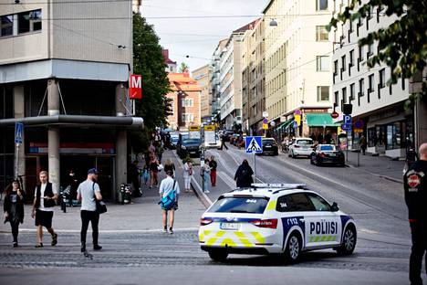 Poliisipartio Hakaniemen metrosaseman lähellä kesällä 2019.